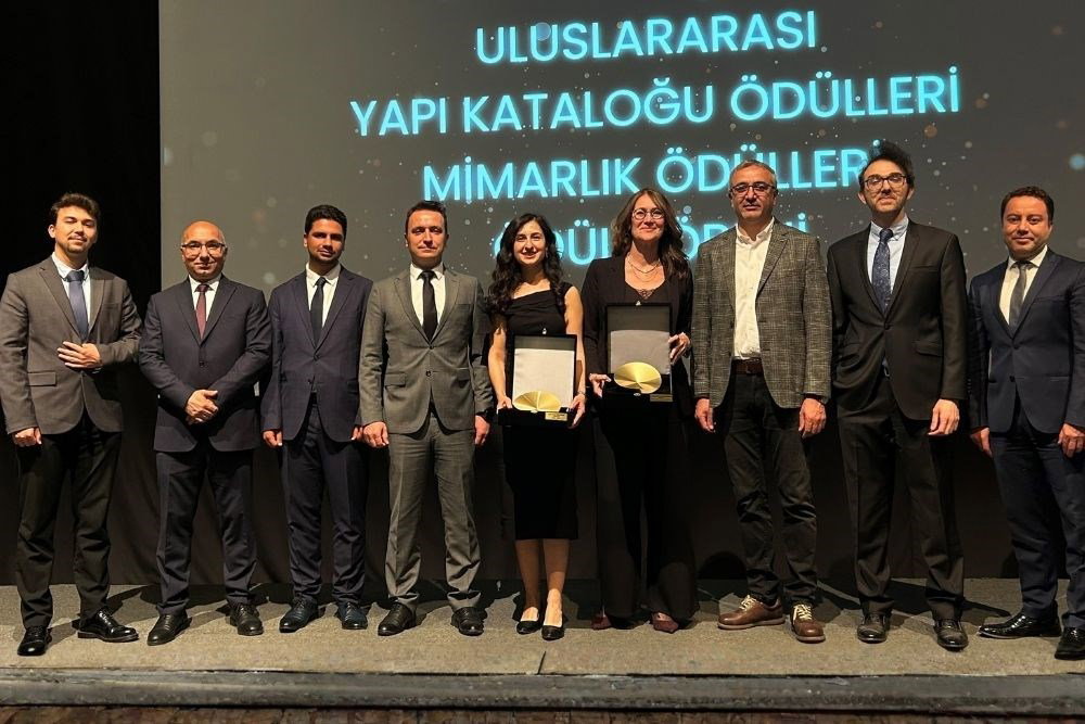 Akçansa’ya Altın Çekül’de Sosyal Sorumluluk ve Yenilikçi Ürün Alanlarında Çifte Ödül