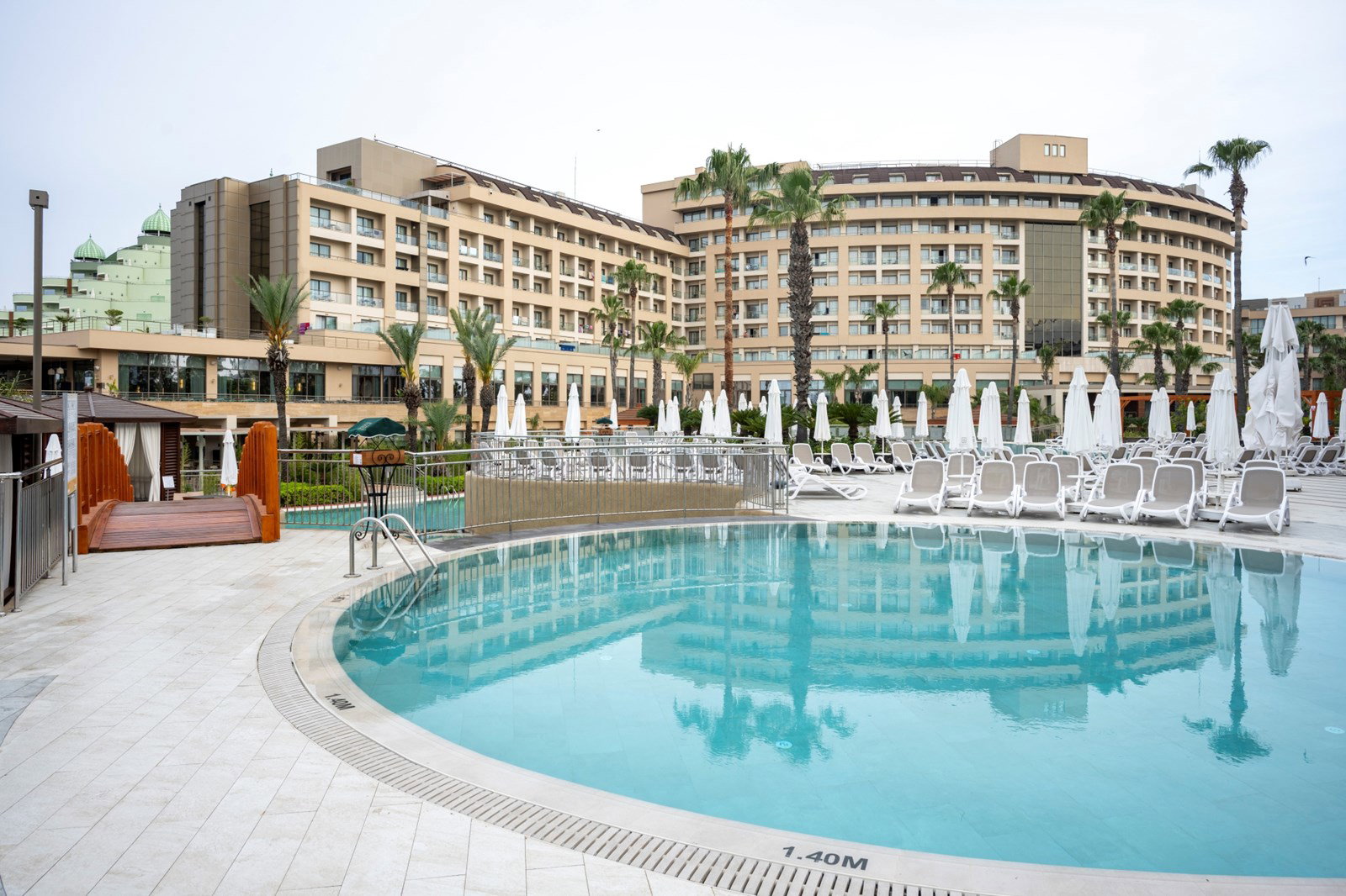 Havuz Kenarlarında Yeni Standart: Serapool Porselen Relax Fullbody Serisi